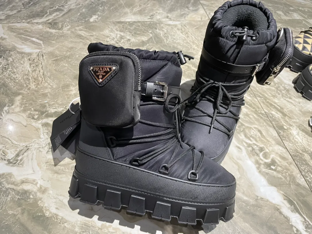 👟👟Ex-factory price 760👟👟 The highest version on the market, Prada's king style, snow boots, ski boots, fat and cute, so cute →_→ From the Prada limited series, unique. Shiny nylon Oblique upper with criss-cross straps for an ideal fit. The boots are made of technical fabric and have a short-cut version. They can be worn in the city or in the mountains. They make the calves slimmer, taller, warmer and have a concave shape. The boots and soles use the original waterproof effect. The size is 35-40. 41Customized
